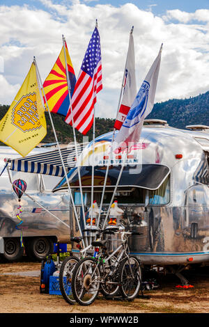 Camping Airstream Trailer décorée de drapeaux et de poulets jouet au Vintage Airstream Club Rocky Mountain Rally Banque D'Images