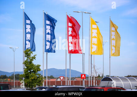 Zagreb, Croatie - Août 17th, 2019 : drapeaux avec Ikea signe flottent dans le vent en face du centre commercial Ikea à Zagre, Croatie. Banque D'Images