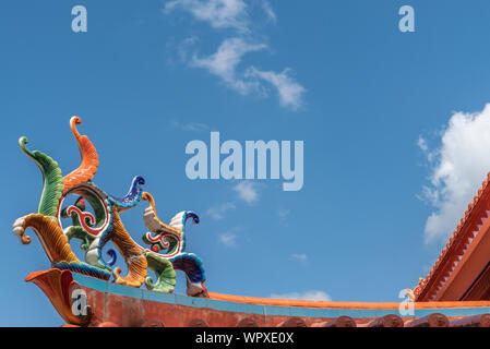 Manille, Philippines - 5 mars 2019 : cimetière chinois dans la partie de la ville de Santa Cruz. Gros plan de la décoration d'angle colorée du toit au temple et ceremoni Banque D'Images