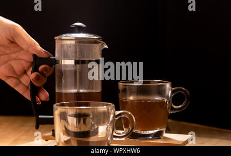 Verser le café de la presse française cafetière Banque D'Images