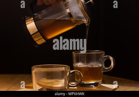 Verser le café de la presse française cafetière Banque D'Images