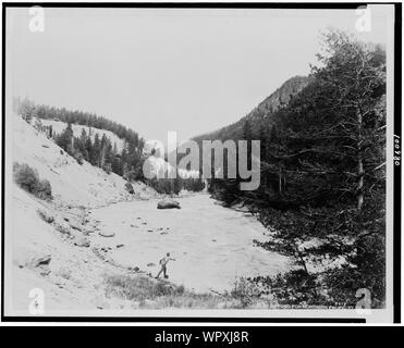 L'homme à la pêche dans l'Fishin' Trou dans la rivière Yellowstone, le Parc National de Yellowstone, atteint par la Northern Pacific Railway via passerelle Gardiner Banque D'Images