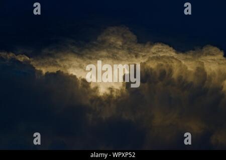 Orage bâtiment à la lumière du soleil couchant, Canyon, Texas. Banque D'Images