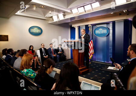 Washington, USA. Sep 9, 2019. Agissant Customs and Border Protection (CBP) Commissaire Mark Morgan (C) prend la parole lors d'un point de presse à la Maison Blanche à Washington, DC, États-Unis, le 9 septembre 2019. Les États-Unis ont arrêté ou détourné 64 000 personnes à la frontière sud en août, l'enregistrement d'un troisième mois consécutif de baisse, selon un officiel lundi. Source : Xinhua/Shen Ting Banque D'Images