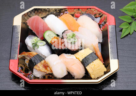 Les sushis japonais Les bento, lunch pack sur fond noir Banque D'Images