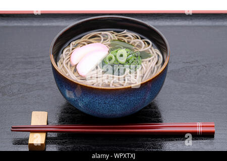 Japanese Kake soba dans un bol en céramique Banque D'Images