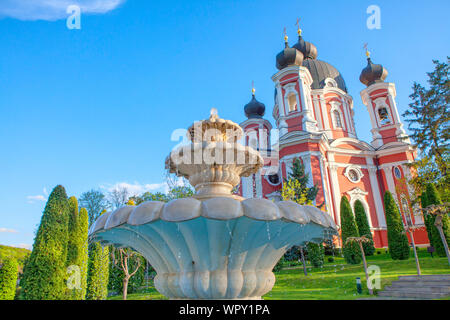 Monastère de Curchi et fontaine au printemps , Moldova Banque D'Images