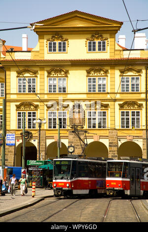 Les Trams à Mala Strana à Prague en République tchèque. Banque D'Images