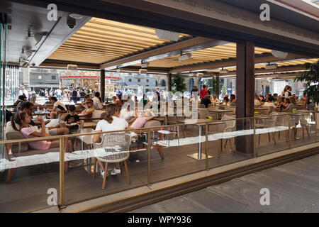 Dîners au restaurant Caffè Gilli donnent sur la Piazza della Repubblica et carousel. Via Roma, 1r, 50123 Florence, Italie Banque D'Images