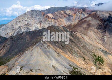 Montagnes colorées dans les nuages dans la réserve de parc national Kluane, Yukon, Canada Banque D'Images