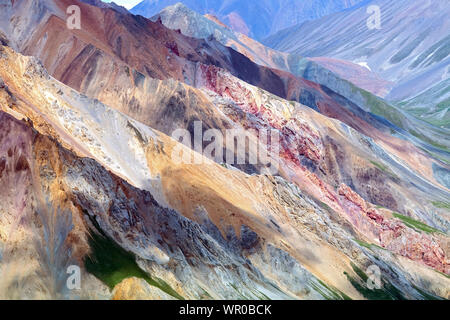 Falaises rocheuses au-dessus de la rivière Kaskawulsh dans la réserve de parc national Kluane, Yukon, Canada Banque D'Images