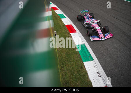 Monza, Italie. 07Th Nov, 2019. SportPesa Point course F1 Team pilote mexicain Sergio Perez fait concurrence au cours de la troisième session de la pratique de l'Italien Grand Prix de F1 à l'Autodromo Nazionale di Monza. Credit : SOPA/Alamy Images Limited Live News Banque D'Images