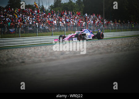 Monza, Italie. 07Th Nov, 2019. SportPesa Point course F1 Team pilote mexicain Sergio Perez fait concurrence au cours de la séance de qualification du Grand Prix de F1 italien à l'Autodromo Nazionale di Monza. Credit : SOPA/Alamy Images Limited Live News Banque D'Images