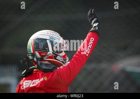 Monza, Italie. 07Th Nov, 2019. La Scuderia Ferrari pilote Monégasque Charles Leclerc réagit après avoir remporté la séance de qualification du Grand Prix de F1 italien à l'Autodromo Nazionale di Monza. Credit : SOPA/Alamy Images Limited Live News Banque D'Images