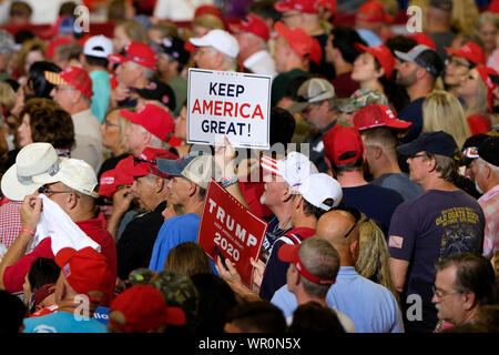 Fayetteville, États-Unis. 09Th Sep 2019. Partisans d'attendre pendant la Trump Président MAGA rassemblement à Fayetteville. Credit : SOPA/Alamy Images Limited Live News Banque D'Images