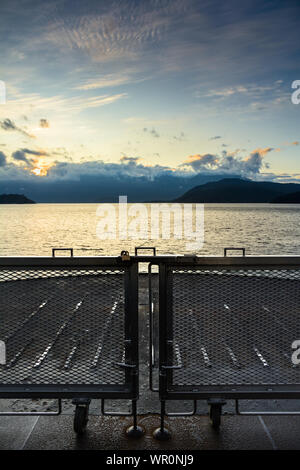 Lever de soleil sur l'océan et les montagnes de l'avant du ferry location de pont, en direction de l'Est de Gibsons vers Vancouver, Canada. Banque D'Images