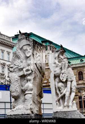 Une sculpture/statue d'un juif forcé de s'agenouiller et brosser les rues de Vienne, en Autriche, en 1938. Une statue représentant les difficultés rencontrées Banque D'Images