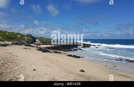 Tente de camping sur une plage isolée sur Oahu, Hawaii's south shore. Banque D'Images