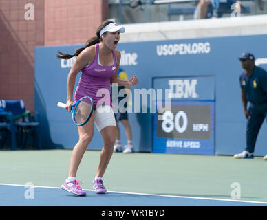 New York, NY - 8 septembre 2019 : Maria Camila Serrano Osorio (Colombie) en action au cours de match de finale à l'US Open pour la concurrence contre Alexandra Yepifanova (USA) à Billie Jean King National Tennis Center Banque D'Images