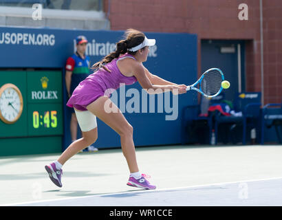 New York, NY - 8 septembre 2019 : Maria Camila Serrano Osorio (Colombie) en action au cours de match de finale à l'US Open pour la concurrence contre Alexandra Yepifanova (USA) à Billie Jean King National Tennis Center Banque D'Images