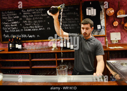 Une offre de verser le vin dans un bar de San Sebastian, Espagne. Banque D'Images