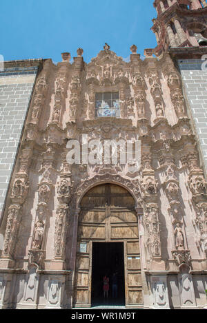Église San Miguel de Allende dans l'état de Guanajuato sur la place principale par une journée ensoleillée. MEXIQUE lieux à visiter concept Banque D'Images