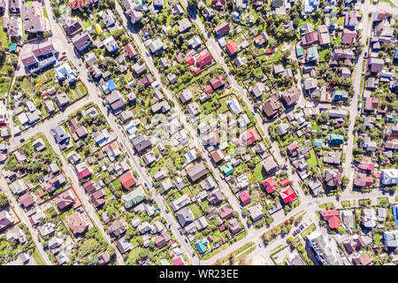 Vue de dessus de l'antenne d'un faubourg résidentiel avec maisons et jardins Banque D'Images