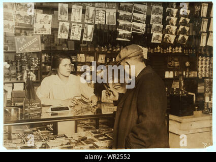 Mary Creed, 14 ans. La vente de cigares dans le magasin de Mme Breslin, 817 Harrison Avenue. Résumé : des photographies sur les dossiers de la Commission nationale sur le travail des enfants (États-Unis) Banque D'Images