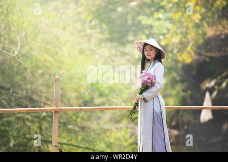 Belle femme avec robe traditionnelle viament, ao dai Banque D'Images