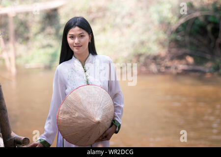 Belle femme avec robe traditionnelle viament, ao dai Banque D'Images