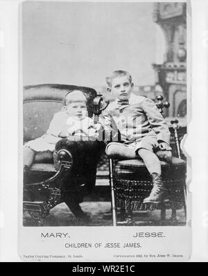 Marie et Jesse, les enfants de Jesse James ; pleine, assis Banque D'Images