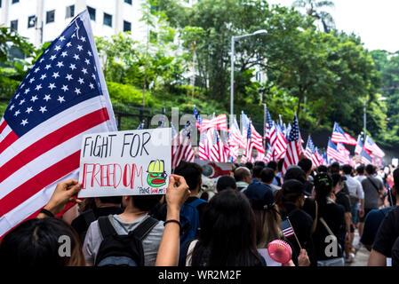 Hong Kong, Chine. 05Th Sep 2019. Des drapeaux américains alors que la vague des manifestants portant des pancartes exhortant les États-Unis à adopter la Loi sur les droits de l'homme de Hong Kong pendant la manifestation.Des milliers de manifestants ont marché vers le consulat général des États-Unis à l'appui de la Hong Kong droit de l'homme Actes. Les manifestants agitaient des drapeaux américains, exposés divers des pancartes et scandé des slogans demandant la participation des États-Unis. Finalement, la violence a éclaté comme la station de métro MTR de manifestants ont vandalisé certaines entrées, tandis que plus tard, la police a mené une opération de dispersion. Credit : SOPA/Alamy Images Limited Live News Banque D'Images