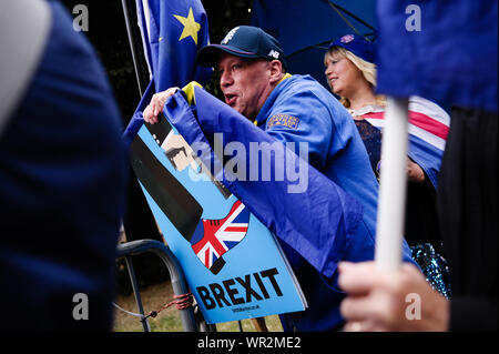 Londres, Royaume-Uni. 09Th Sep 2019. Anti-Brexit militants manifester devant le Palais de Westminster à Londres le jour de la prorogation de la session parlementaire, qui verra l'activité parlementaire suspendu jusqu'à la mi-octobre. Credit : SOPA/Alamy Images Limited Live News Banque D'Images