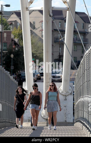 Denver, Colorado - septembre 7, 2019 : trois jeunes filles Highland crossing Bridge dans le centre-ville de Denver sur un après-midi ensoleillé Banque D'Images