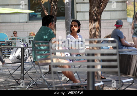 Denver, Colorado - septembre 7, 2019 : un couple de parler dans un petit café en plein air près de la gare Union au centre-ville de Denver, Colorado Banque D'Images