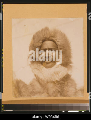 Alexander Matthew Henson, tête-et-épaules portrait, face à l'avant, porter de la fourrure manteau de fourrure et chapeau Banque D'Images