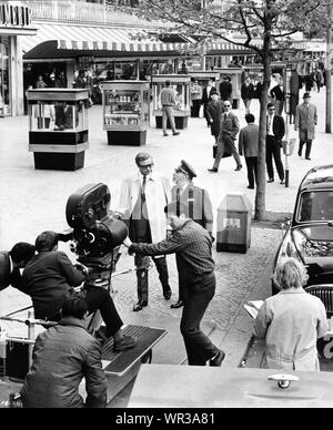 MICHAEL CAINE comme Harry Palmer et OSCAR HOMOLKA comme Colonel Stok sur set location Berlin Allemagne franchise funéraire tournage À BERLIN 1966 réalisateur Guy Hamilton roman Len Deighton producteur exécutif Harry Saltzman Jovera Photos AG/SA / Lowndes Productions Ltd / Paramount Pictures britannique Banque D'Images