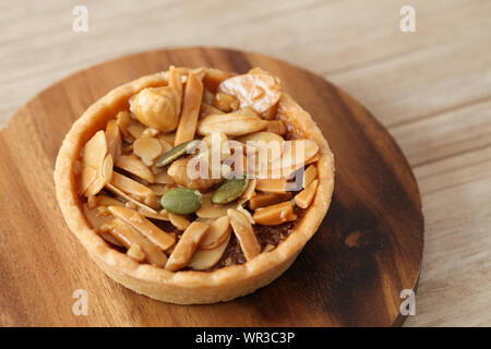 Les écrous d'amandes noisettes noix de pistaches gâteau tarte libre isolé sur le tableau Banque D'Images