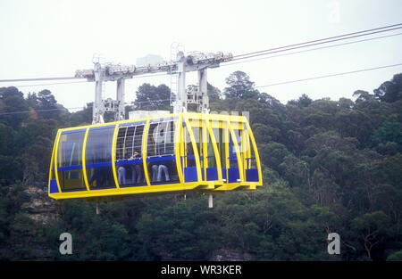 Teleféérique jaune du Skyway Scenic à l'attraction touristique Scenic World, Katoomba, Parc national des Blue Mountains, Nouvelle-Galles du Sud, Australie. Banque D'Images