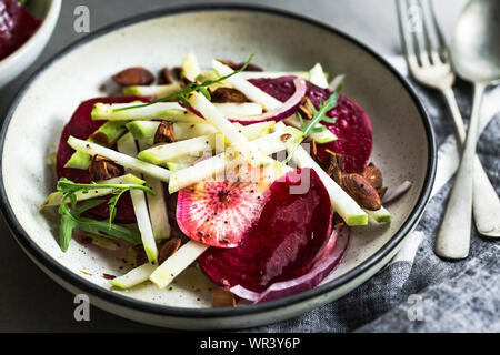 Chou-rave, betteraves et radis salade,amande avec vinaigrette aux graines de pavot Banque D'Images