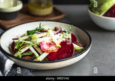 Chou-rave, betteraves et radis salade,amande avec vinaigrette aux graines de pavot Banque D'Images