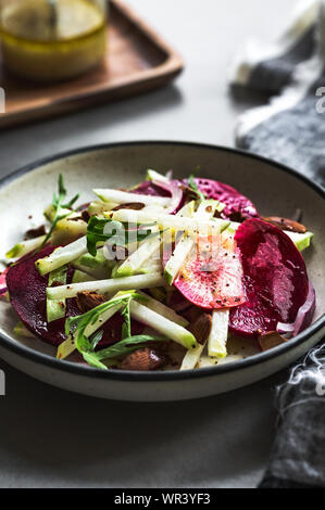 Chou-rave, betteraves et radis salade,amande avec vinaigrette aux graines de pavot Banque D'Images