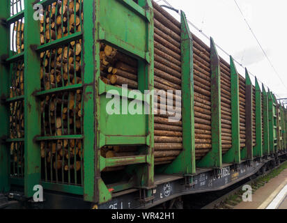 Mourmansk, Russie - 07 juin, 2018 : Train avec les peuplements forestiers à la gare Banque D'Images