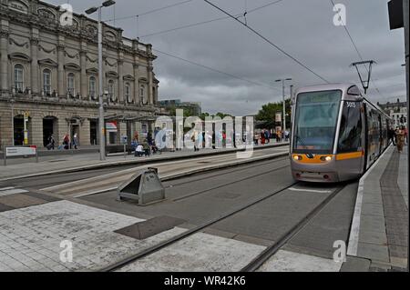 Les passagers qui attendent des tramways à l'arrêt de tramway LUAS à l'extérieur de la gare Heuston, Dublin, Irlande Banque D'Images