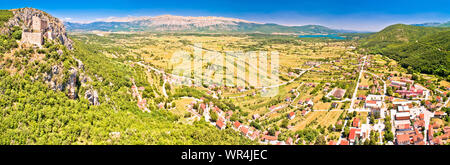 Ville de Vrlika et lac vue panoramique aérienne de Peruca, Zagora dalmate région de la Croatie Banque D'Images