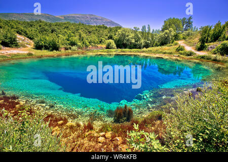 Source de la rivière Cetina ou l'oeil de la Terre vue paysage, arrière-pays dalmate de la Croatie Banque D'Images