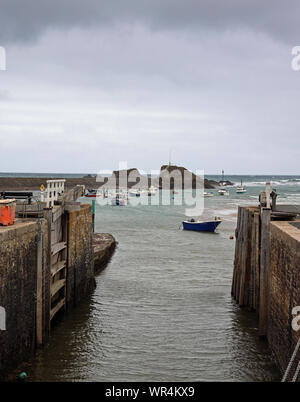 Le brise-lames à Bude offre les bateaux amarrés protection contre les vagues sur la Cornouailles du nord, côte Atlantique. Vu à travers les portes de la plage de Bude, Ca Banque D'Images