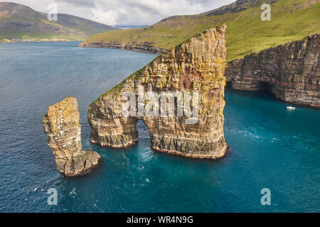 Îles Féroé littoral spectaculaire vu de l'hélicoptère. Vagar et salon Banque D'Images