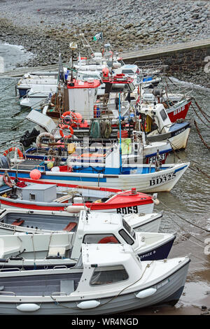 Bateaux amarrés sur la plage de Clovelly, un petit port et hillside village perdu dans le temps sur la côte du North Devon Banque D'Images