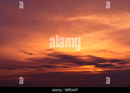 Magnifique coucher de ciel. Golden sky au coucher du soleil. Photo de l'art de ciel et de nuages sombres au crépuscule. Concept paisible et tranquille. Ciel crépusculaire dans la soirée. Banque D'Images